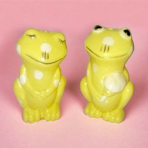 Plastic Yellow Frogs Salt and Pepper Shakers Kitsch Vintage 1950s Collectible
